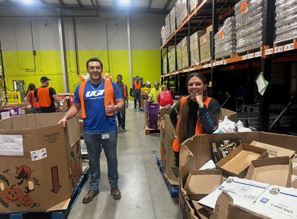 Two UGI employees volunteering at Helping Harvest.